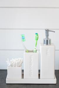 Baderomssett - "Såpe, tannbørste & skål" - Hvit - www.frokenfraken.se