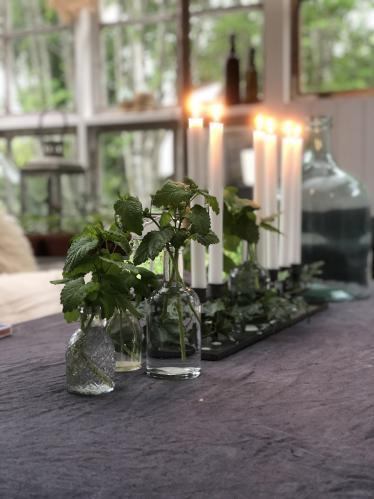 Bordslysestake - Metall - 6 lys - 60 x 12 cm - www.frokenfraken.se