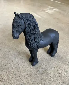 Hest – Atlas – Liten figur – 20 cm - www.frokenfraken.se