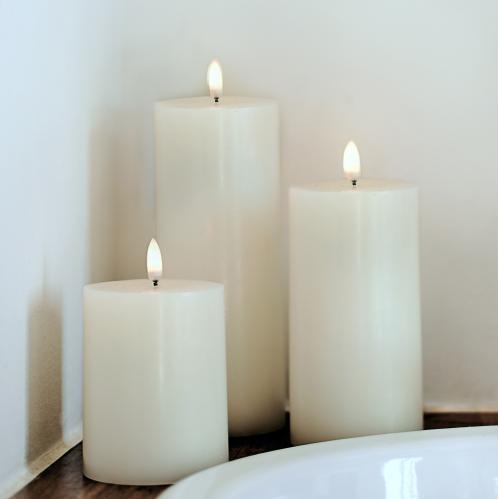 Blockljus - Batterilys i voks med timer - 7,8 x 10,1 cm - www.frokenfraken.se
