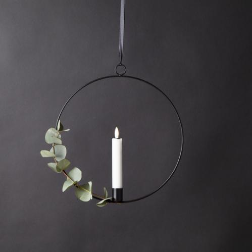 Hengende lysring - Svart - Batteridrevet flamme - Ø28 cm - www.frokenfraken.se