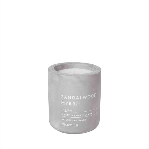 Medium - FRAGA Duftlys Sandalwood Myrrh - 6,5 x 6,5 x 8 cm - www.frokenfraken.se
