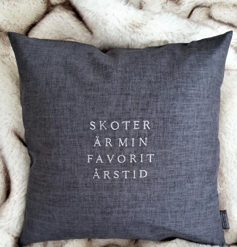 Kuddfodral - Skuter er min favorittårstid - Grå - 50 x 50 cm - www.frokenfraken.se