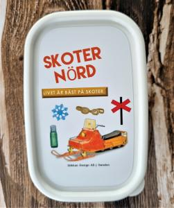 Mellislåda - Skoternørd - 10,6 x 6,8 x 4,0 cm - www.frokenfraken.se