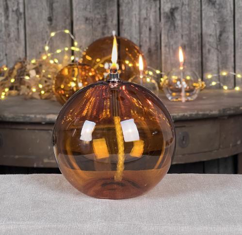 Oljelampe M - Glass - Rund Kule - Lys Rav - Ø11 cm - www.frokenfraken.se