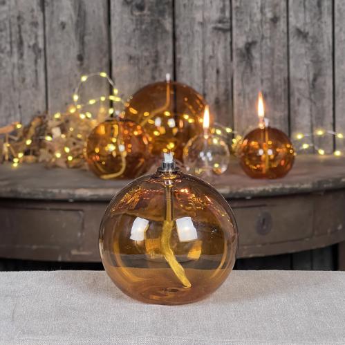 Oljelampe S - Glass - Rund Boll - Lys Rav - Ø9 cm - www.frokenfraken.se