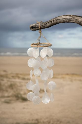 Vindspill laget av hvite strandskjell - 5 rader - 35 cm - www.frokenfraken.se