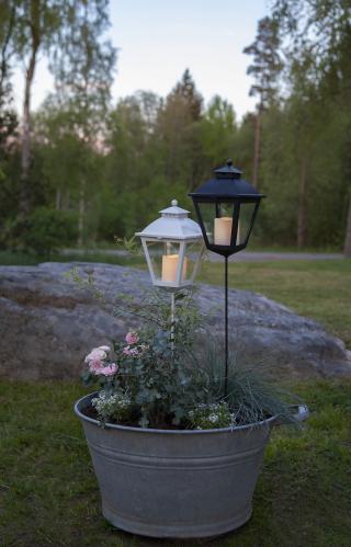 Gravlys - Lykt på pinne - Hvit - Timer - 15,5 x 85 cm - www.frokenfraken.se