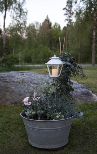 Gravlys - Lykt på pinne - Hvit - Timer - 15,5 x 85 cm - www.frokenfraken.se
