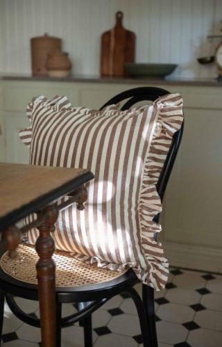 Kuddfodral Volang - Svea Cognac - 45 x 45 cm - www.frokenfraken.se