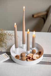 Bordlysestake – SUND – 4 lys magnet – Hvit – Ø24 cm - www.frokenfraken.se