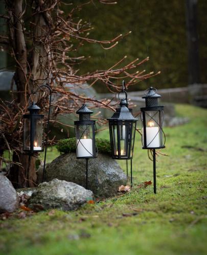 Hengende lyslykt på pinne - Svart - 65 cm - www.frokenfraken.se