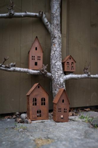 Lyktestake / Fakkelholder – Hus i rust – 2 størrelser – 13 x 21 cm, 9 x 11 cm - www.frokenfraken.se