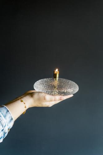 Oljelampe - hamret glass - Rund plate - Messing - Ø18 cm - www.frokenfraken.se