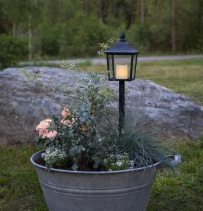 Lykta - Dansande ljuslåga - Svart med timer - 52 cm - www.frokenfraken.se