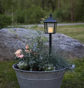 Lykta - Dansande ljuslåga - Svart med timer - 52 cm - www.frokenfraken.se
