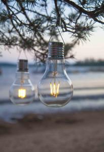 Hengende solcellelampe - Med klyper - 1 stk - 10 x 10 x 18 cm - www.frokenfraken.se