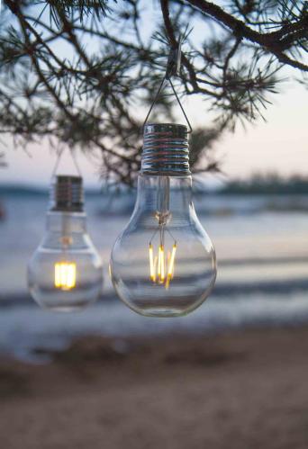 Hengende solcellelampe - Med klyper - 1 stk - 10 x 10 x 18 cm - www.frokenfraken.se