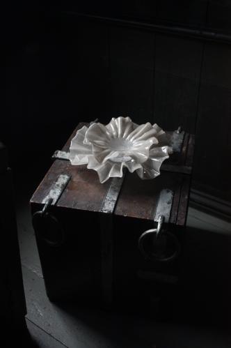 Fat/Skål på fot - Loa - Taupe - Glass - Ø22 cm - www.frokenfraken.se