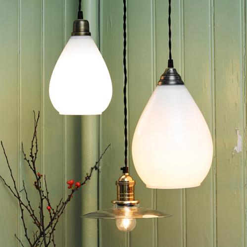 Taklampe - Hvit/Antikk messing - 23,5 x Ø15 cm - www.frokenfraken.se