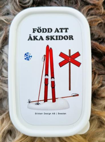 Mellommatboks - Født til å stå på ski - 10,6 x 6,8 x 4,0 cm - www.frokenfraken.se