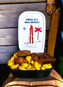 Mellommatboks - Født til å stå på ski - 10,6 x 6,8 x 4,0 cm - www.frokenfraken.se